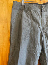 Load image into Gallery viewer, Size 10 Columbia Grey Women&#39;s Capris
