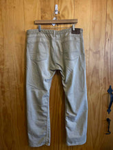 Load image into Gallery viewer, Size Large Short Dockers Men&#39;s Pants
