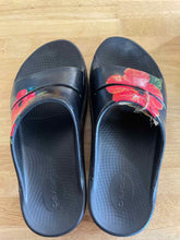 Load image into Gallery viewer, Women's Shoe Size 10 Oofos Black Sandals
