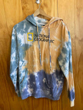 Load image into Gallery viewer, Size M National Geographic Men's Sweater &amp; Sweatshirt
