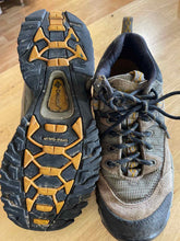 Load image into Gallery viewer, Women&#39;s Shoe Size 6.5 Columbia Brown Hiking Shoes
