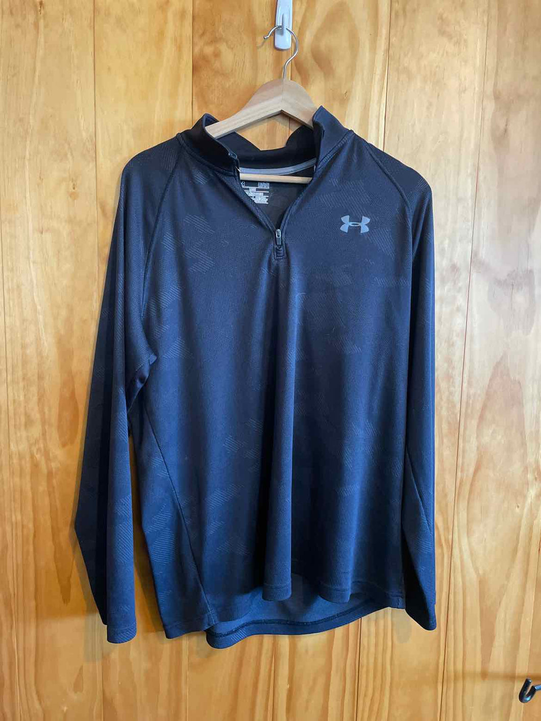 Size L Under Armour Men's Long Sleeve Shirt