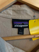 Load image into Gallery viewer, Size L Patagonia Men's Long Sleeve Shirt
