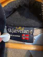 Load image into Gallery viewer, Size XS Skjaeveland White Women&#39;s Sweater &amp; Sweatshirt
