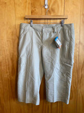 Load image into Gallery viewer, Size 12 Columbia Beige Women's Capris
