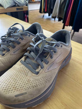 Load image into Gallery viewer, Women's Shoe Size 8 Brooks Lavender Running Shoes
