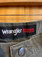 Load image into Gallery viewer, Size 40 Wrangler Men's Shorts
