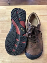Load image into Gallery viewer, Shoe Size 8 Keen Brown Shoes
