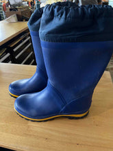 Load image into Gallery viewer, Shoe Size 4 Lands End Blue Rain Boots
