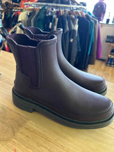 Load image into Gallery viewer, Women&#39;s Shoe Size 9 Hunter Purple Boots
