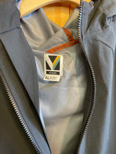 Load image into Gallery viewer, Size XL Voyager Men&#39;s Light Jacket
