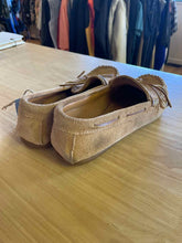Load image into Gallery viewer, 10.5 Minnetonka Men's Slippers

