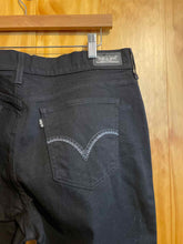 Load image into Gallery viewer, Size 32 Levi's Men's Pants
