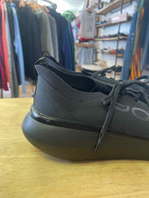 Load image into Gallery viewer, Shoe Size 9.5 Oofos Black Shoes
