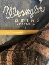Load image into Gallery viewer, Size L Wrangler Men's Flannel
