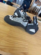 Load image into Gallery viewer, La Sportiva 7.5 Climbing
