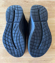 Load image into Gallery viewer, 9.5 Oofos Men's Slippers
