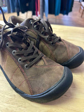Load image into Gallery viewer, Shoe Size 8 Keen Brown Shoes

