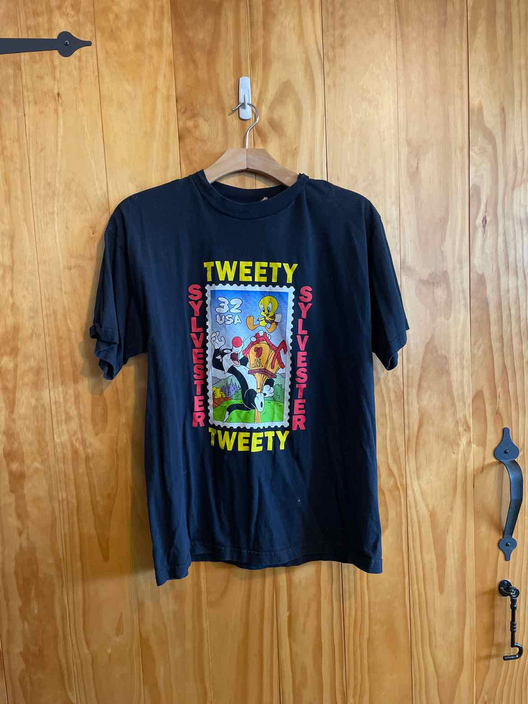 Size L Looney Tunes Men's Short Sleeve Shirt