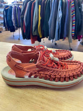 Load image into Gallery viewer, Shoe Size 7 Keen Coral Sandals
