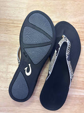 Load image into Gallery viewer, Shoe Size 9 OluKai Black Flip Flops
