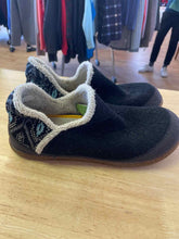 Load image into Gallery viewer, Shoe Size 9 Smart Wool Black Slippers
