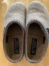 Load image into Gallery viewer, Women's Shoe Size 39 Haflinger Grey Clogs
