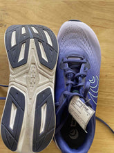 Load image into Gallery viewer, Women's Shoe Size 8.5 Topo Purple Running Shoes
