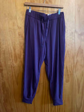 Load image into Gallery viewer, Size Medium Yogalicious Purple Women's Pants
