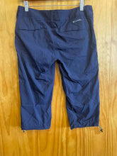Load image into Gallery viewer, Size 6 Columbia Navy Women's Capris
