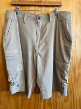Load image into Gallery viewer, Size 36 Denali Men's Shorts
