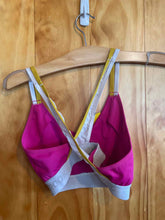 Load image into Gallery viewer, Women Size M Brooks Pink Sports Bra

