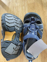 Load image into Gallery viewer, Unisex Keen Shoes
