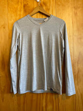 Load image into Gallery viewer, Size Medium Patagonia Grey Women's Long Sleeve Shirt
