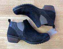 Load image into Gallery viewer, Women's Shoe Size 9.5 Keen Black Boots
