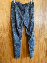 Load image into Gallery viewer, Size Medium Lucy Green Print Women&#39;s Leggings
