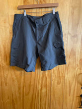 Load image into Gallery viewer, Size 34 The North Face Men's Shorts
