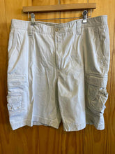 Load image into Gallery viewer, Size 40 IZOD Men's Shorts
