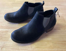 Load image into Gallery viewer, Women's Shoe Size 9.5 Keen Black Boots
