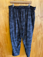 Load image into Gallery viewer, Size 16 Lululemon Black Print Women&#39;s Pants
