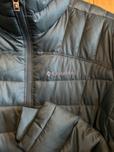 Load image into Gallery viewer, Women Size XS Columbia Green Women's Light Jacket
