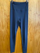 Load image into Gallery viewer, Size M Girlfriend Collective Navy Women's Leggings
