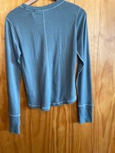 Load image into Gallery viewer, Size M The North Face Green Women's Long Sleeve Shirt
