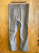 Load image into Gallery viewer, Size 38x32 Orvis Men's Pants
