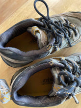 Load image into Gallery viewer, Women&#39;s Shoe Size 6.5 Columbia Brown Hiking Shoes
