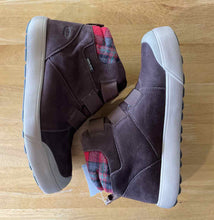 Load image into Gallery viewer, Shoe Size 9.5 Keen Brown Shoes
