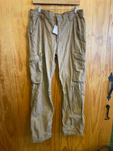 Load image into Gallery viewer, Size 36 Carhartt Men&#39;s Pants
