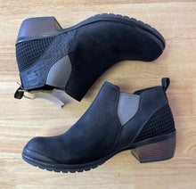 Load image into Gallery viewer, Women's Shoe Size 9.5 Keen Black Boots
