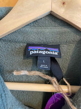 Load image into Gallery viewer, Size Large Patagonia Men's Jacket
