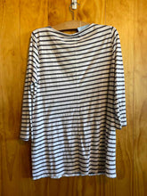 Load image into Gallery viewer, Duluth Trading B&amp;W Women's Long Sleeve Shirt
